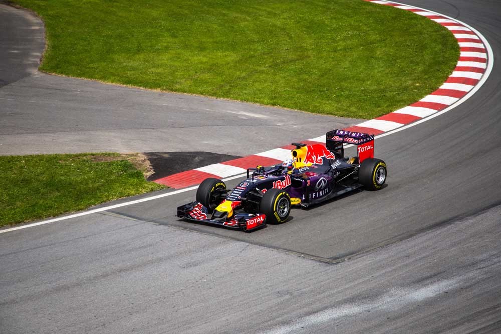 fotografía de un coche de carreras de fórmula 1 en la pista